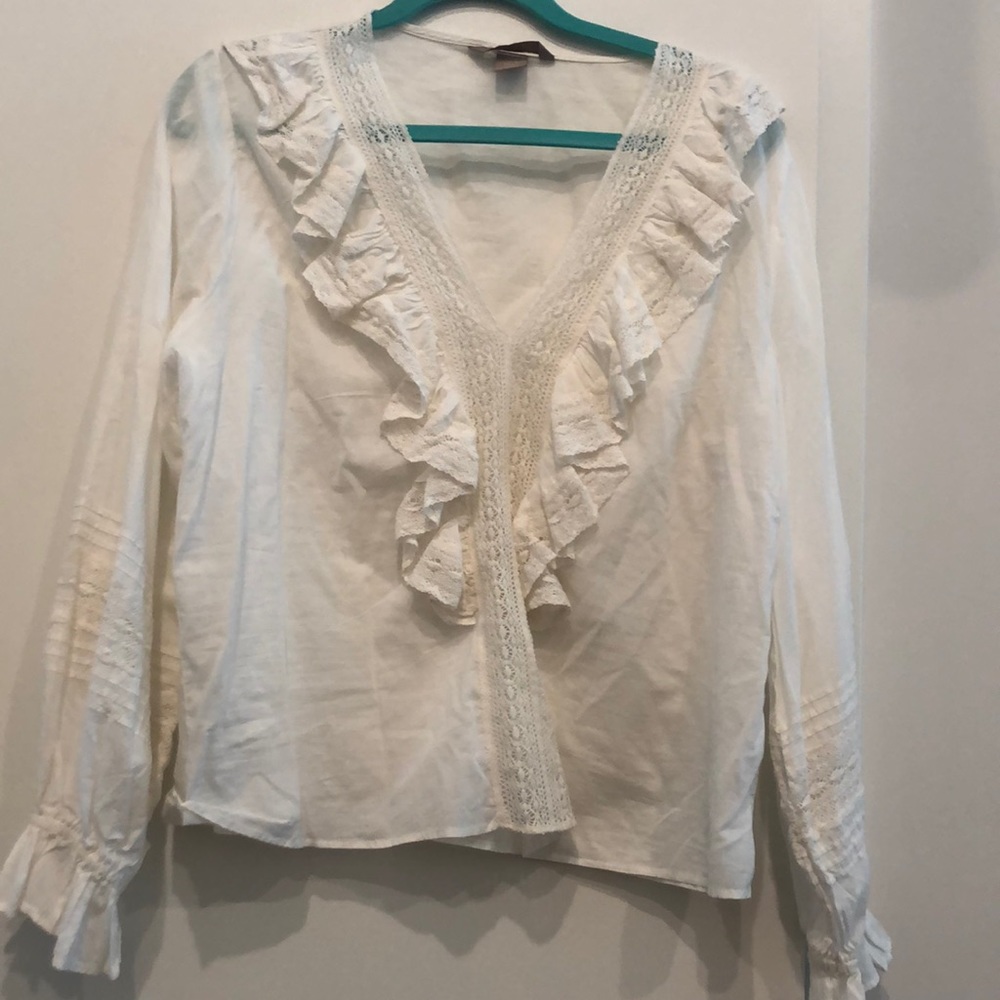 A light cream blouse 👚
